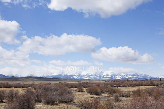 Neve coberto montanhas com céu azul — Fotografia de Stock