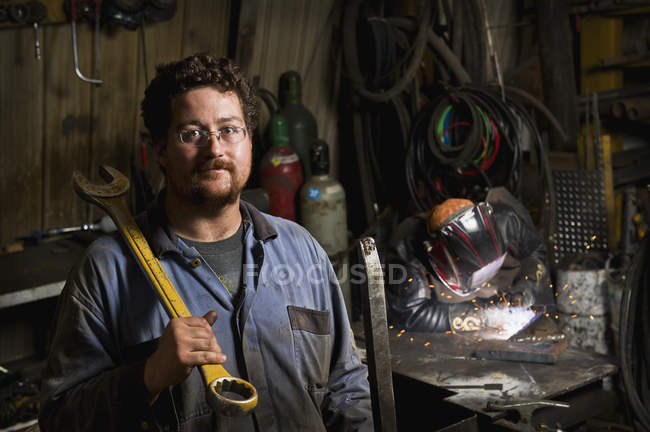 Um mecânico e um soldador; Edmonton, alberta, canadá — Fotografia de Stock