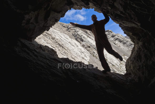 Homme posant dans la grotte — Photo de stock