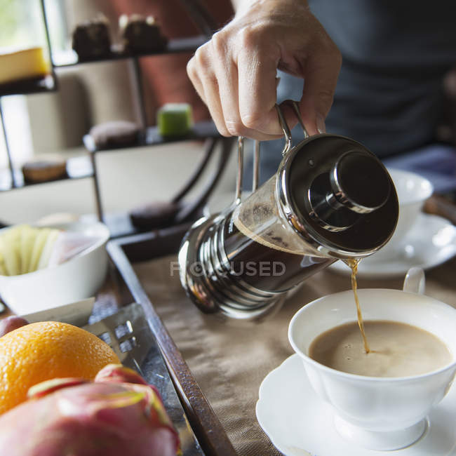 Man pouring coffee — Stock Photo