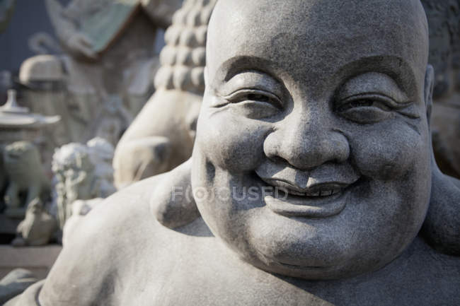 Estátua de buda de pedra sorridente — Fotografia de Stock