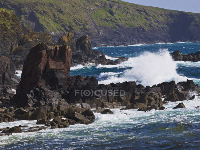 L'eau s'écrase sur les rochers — Photo de stock