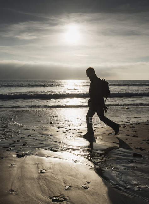 Silhouette des Menschen zu Fuß — Stockfoto