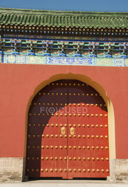 Kunstvolle Architektur der gewölbten Tür; — Stockfoto