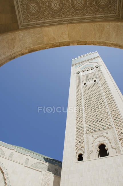 Высокая белая башня — стоковое фото