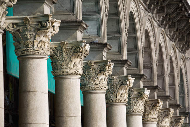 Korinthische Säulen und Bögen — Stockfoto