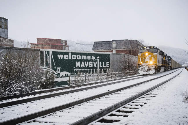 Train entering maysville in winter — Stock Photo