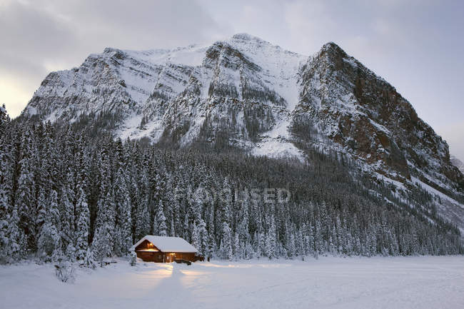 Сніговий покритий дерев'яний будинок — стокове фото