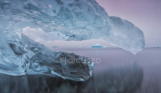 Eisberg am Strand entlang der Küste — Stockfoto