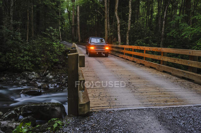 Fahrzeug fährt auf Brücke — Stockfoto