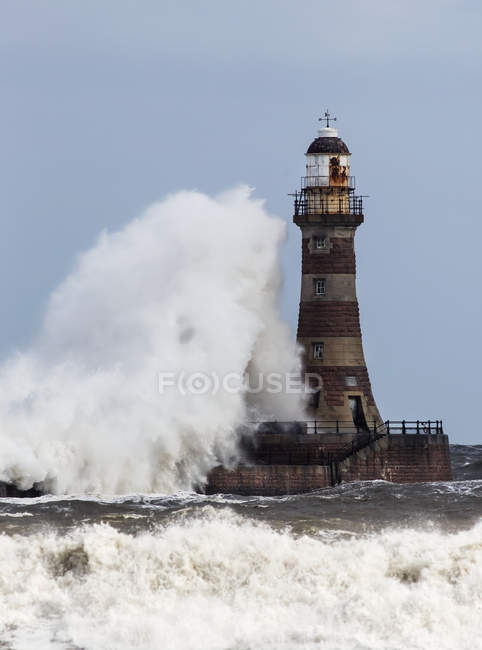 Waves crashing into lighthouse — Stock Photo