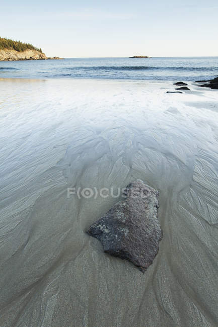 Plage de sable avec des sentiers d'eau — Photo de stock
