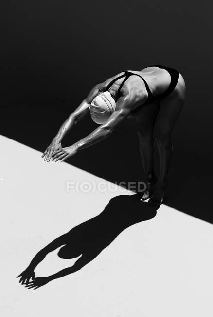 Mulher se prepara para saltar — Fotografia de Stock