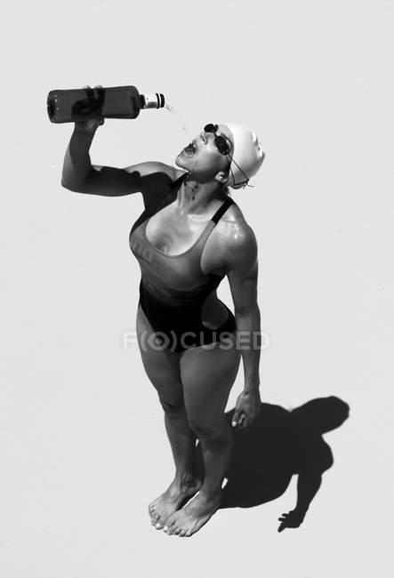 Жіночий плавець напої — стокове фото