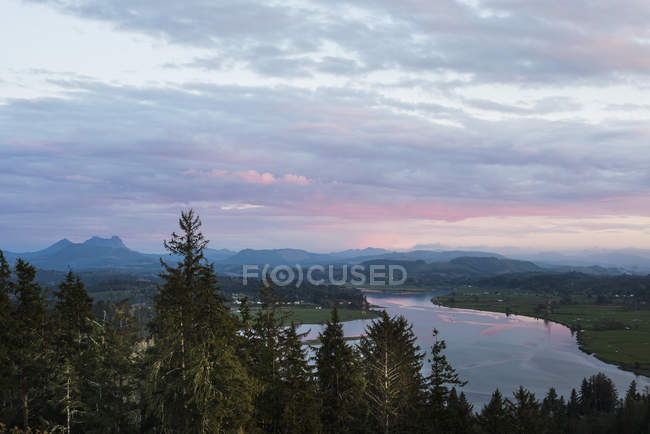 Clouds turn pink in the evening — Stock Photo