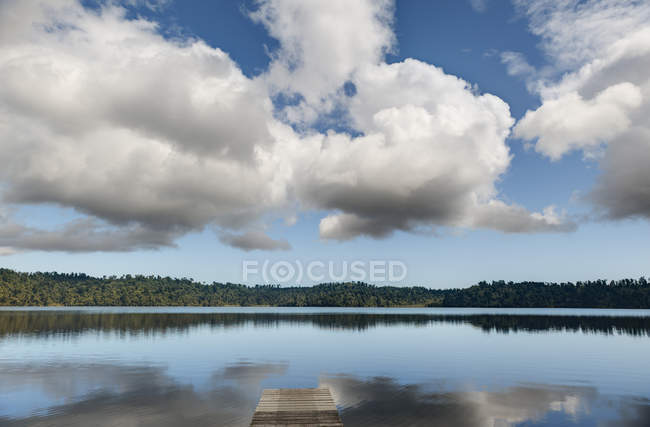Nuages reflétés dans le lac Ianthe — Photo de stock