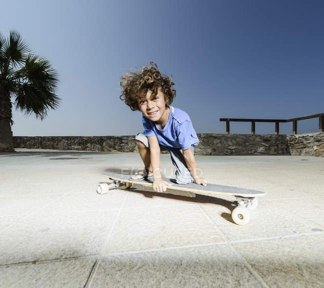 Молодий хлопчик на скейтборді — стокове фото