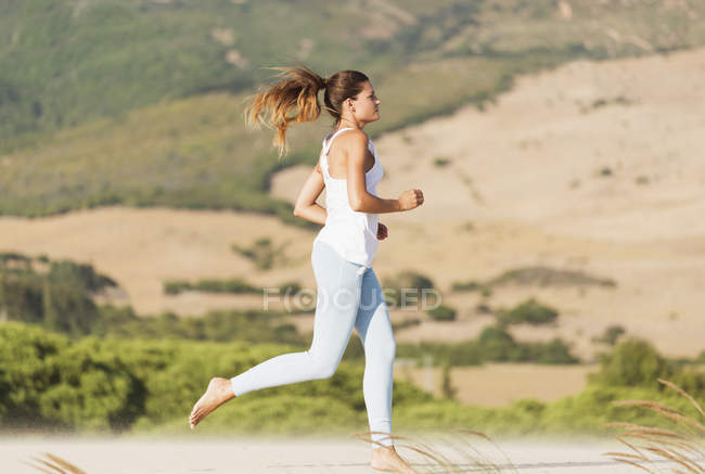 Frau joggt barfuß — Stockfoto