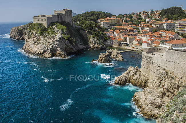 Rock cliffs and buildings — Stock Photo