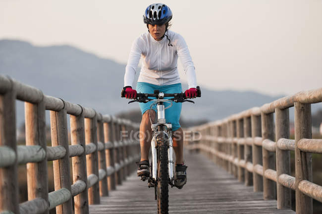 Female Cyclist Rides — Stock Photo