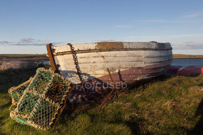 Un bacino di cemento con trappole per aragoste; Holy Island Northumberland, Inghilterra — Foto stock