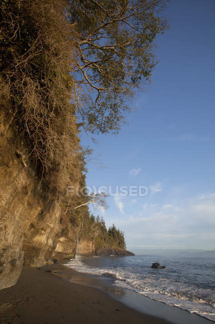 Берег моря і скелі на стежці — стокове фото