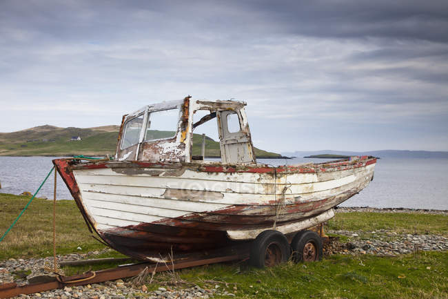 Antiguo barco abandonado en la orilla - foto de stock