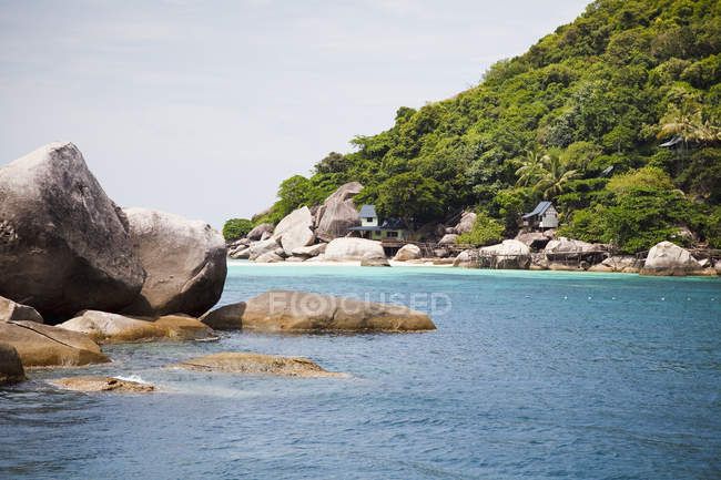 Vue sur mer avec pierres — Photo de stock