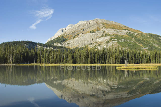Mountain In Autumn Colours Reflected In Lake — Stock Photo