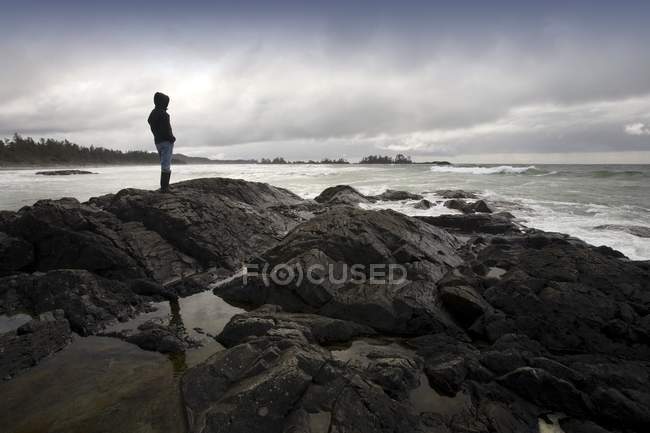 Solo uomo in piedi sulla pietra — Foto stock