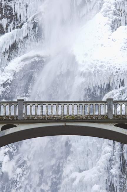 Puente sobre el agua helada, Multnomah Falls - foto de stock