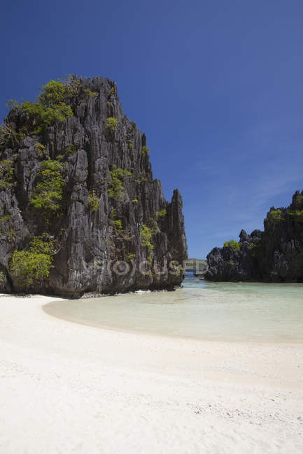 Praia de areia com rochas — Fotografia de Stock