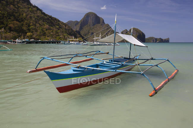 Barcos Bangka se sientan en la bahía - foto de stock