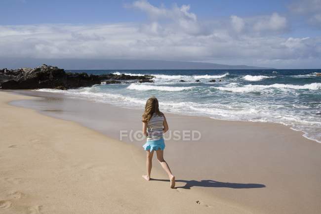 Girl Walking On Beach — Stock Photo
