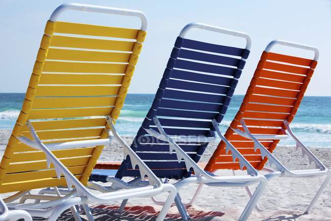 Цветные пляжные стулья — стоковое фото