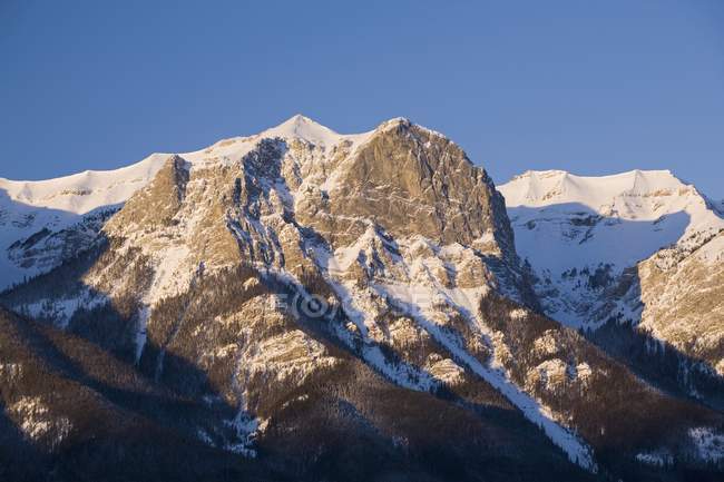 Neve-tampado montanha ao nascer do sol — Fotografia de Stock