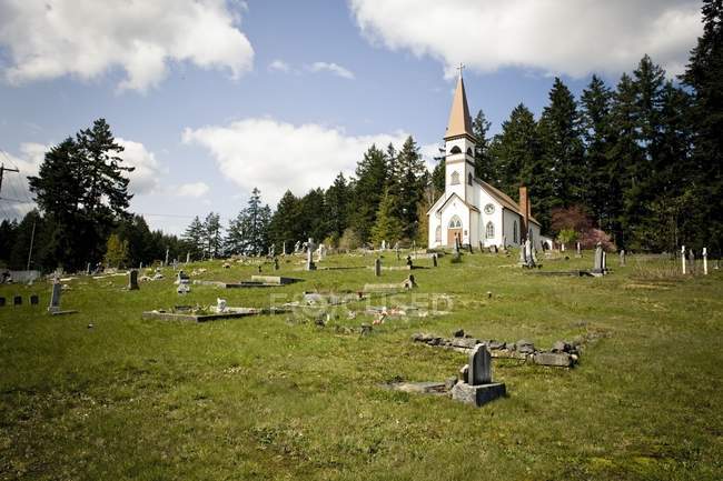 Igreja pequena e cemitério — Fotografia de Stock