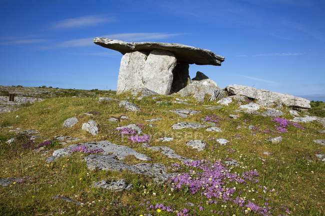 Antigo túmulo megalítico — Fotografia de Stock