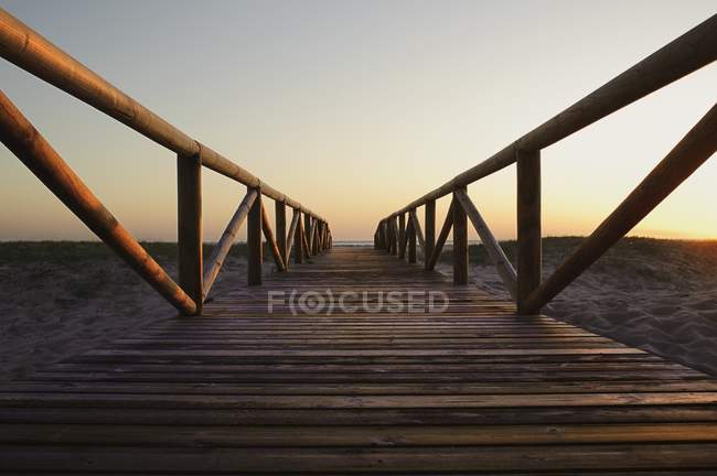 Boardwalk de madeira contra a água — Fotografia de Stock