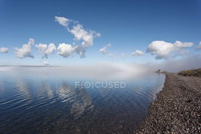 Lago Orilla Escénico - foto de stock