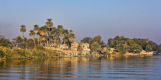 Casas coloridas en la orilla del Nilo - foto de stock