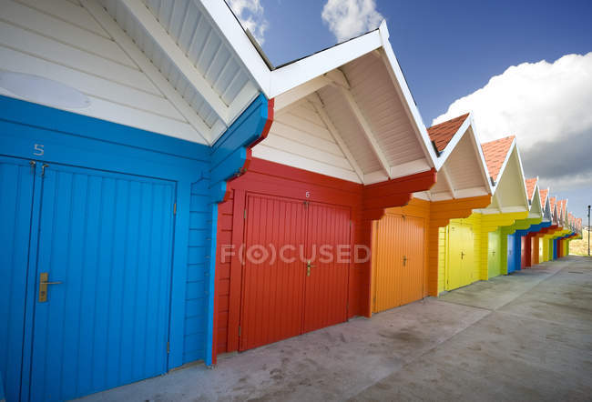 Coloridas cabañas de playa - foto de stock