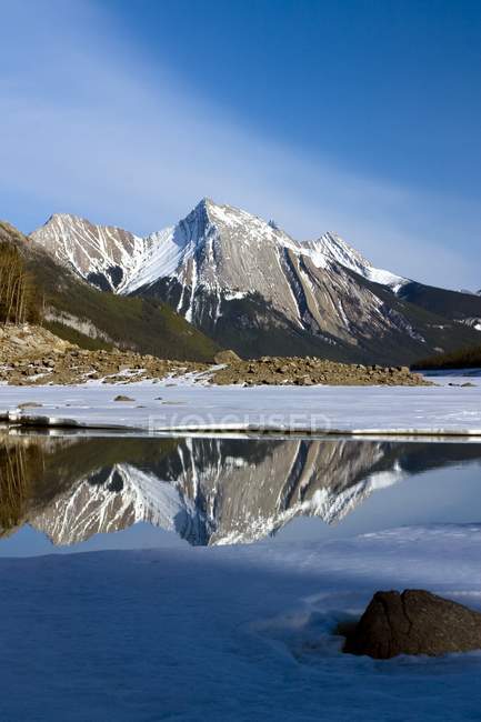 Lago de montaña y rocas - foto de stock