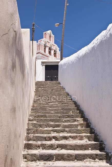 Лестница с белой стеной — стоковое фото