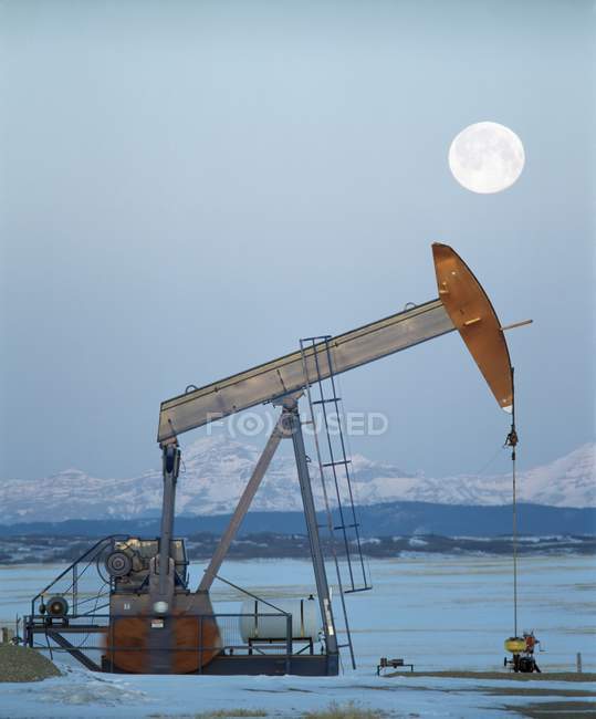 Pump Jack And Mountains — Stock Photo