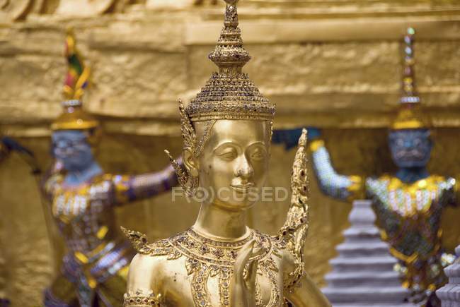 Золота статуя в Королівський палац — стокове фото