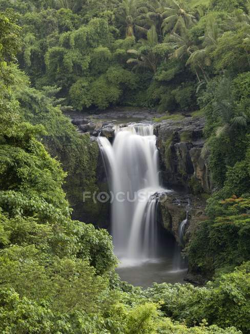 Cachoeira fluindo para o rio — Fotografia de Stock