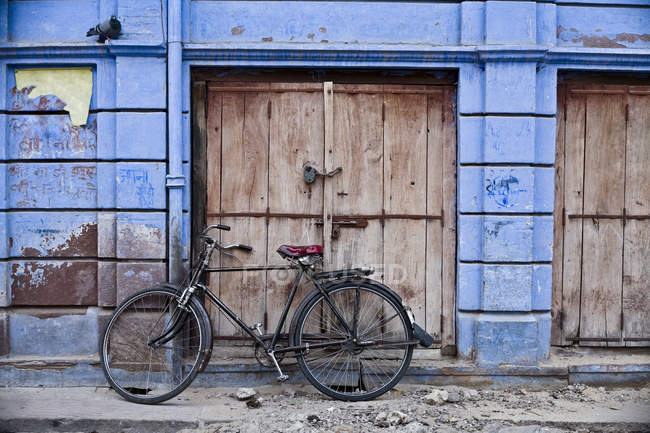 Bicycle Outside Building — Stock Photo