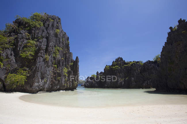 Praia de areia com rochas — Fotografia de Stock
