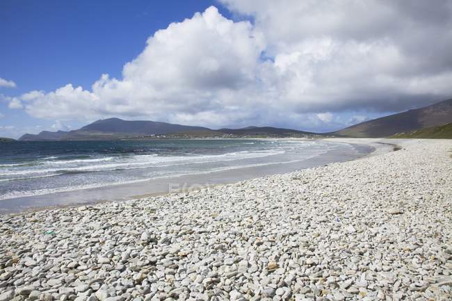 Кам'янистий пляж берегової лінії — стокове фото